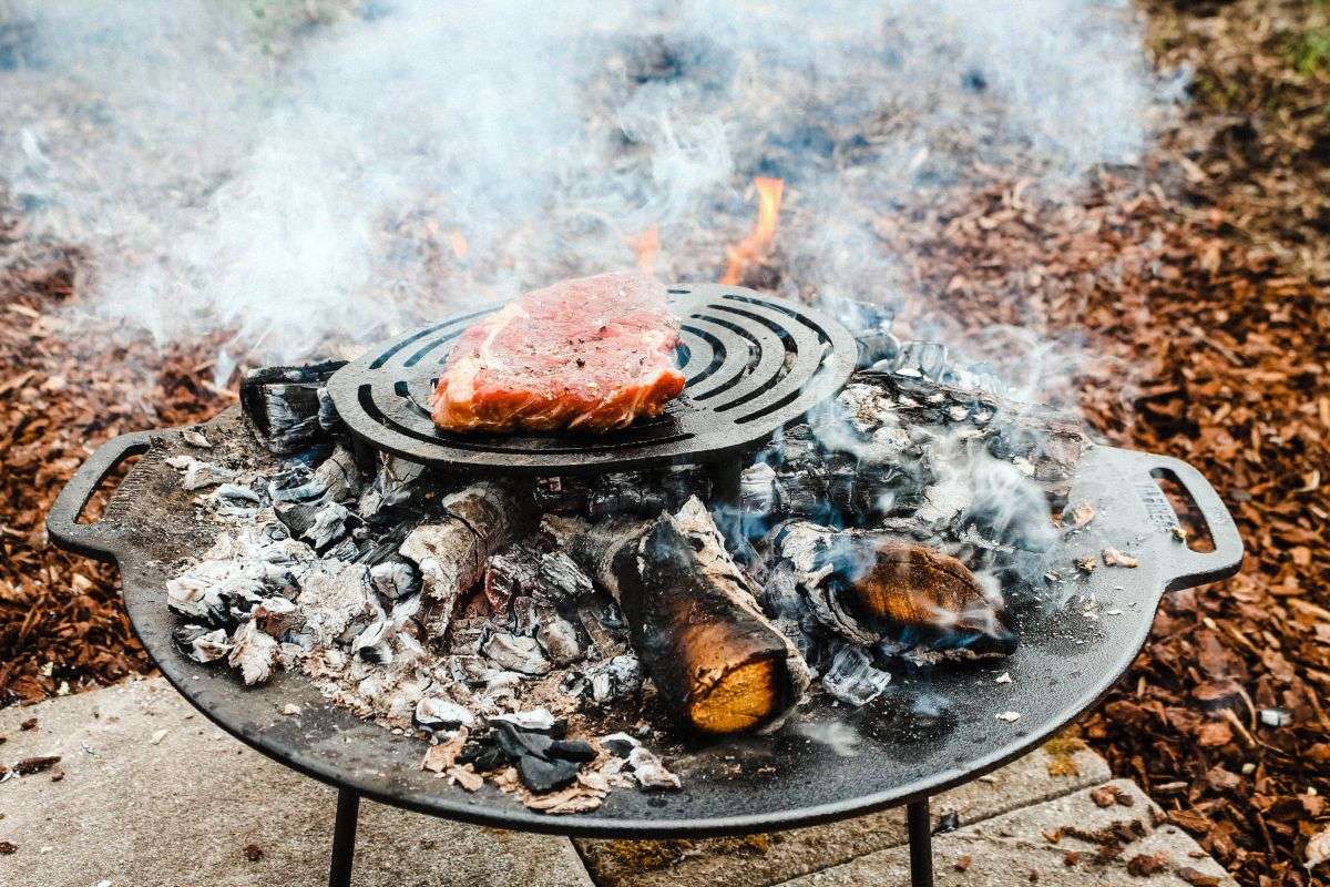 Gietijzeren Vuurschaal met Grillplaat - Buiten Koken met Sfeer